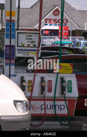 Vetture queeing per apetrol presso un negozio Tesco stazione di benzina Calrisle Foto Stock