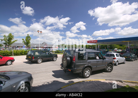 Accodamento per benzina a un supermercato Tesco stazione di benzina Carlisle Foto Stock