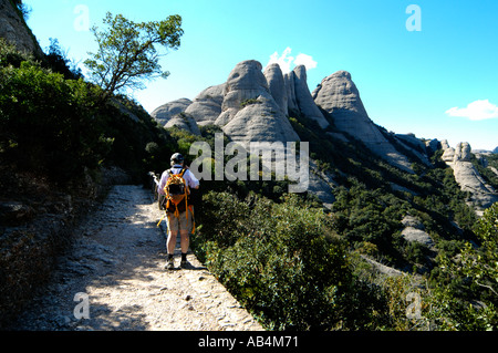 Un camminatore su un sentiero nel massiccio di Montserrat, Catalogna, Spagna Foto Stock