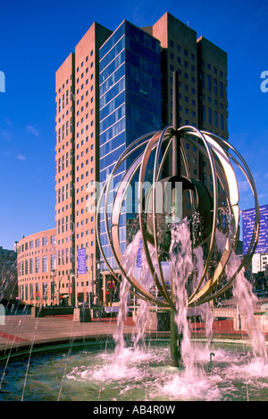 Vancouver Public Library, Vancouver, BC, British Columbia, Canada - Alto edificio di uffici in libreria Piazza Fontana, Foto Stock