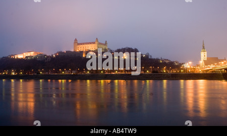 Slovacca Parlamento nazionale il castello di Bratislava e St Martin s Cathedral si vede attraverso il Fiume Danubio al tramonto Foto Stock