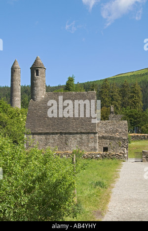 L'Irlanda County Wicklow Mountains sito monastico di Glendalough, San Kevin è la Chiesa, torre rotonda a sinistra Foto Stock
