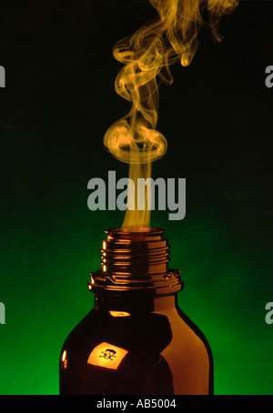 Illustrare i fumi tossici che viene emesso da una bottiglia Foto Stock