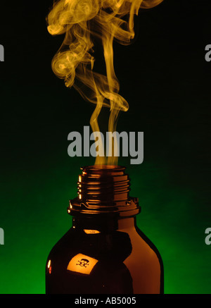 Illustrare i fumi tossici che viene emesso da una bottiglia Foto Stock