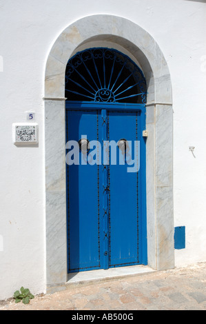 Blu e bianco edificio a Sidi Bou Said, Tunisia Foto Stock