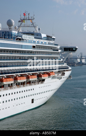 Nave da crociera Grand Princess in arrivo a Barcellona, Spagna Foto Stock