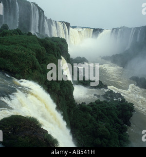 Il Brasile.TheIguacu(ss)cade separarlo fromArgentina e Paraguay tratto for2.5 mls, sono 269ft deep.Ci sono275 la cataratta. Foto Stock
