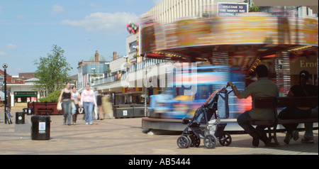Merry-go-round in Merseyway Precinct, Stockport, Greater Manchester, Regno Unito Foto Stock
