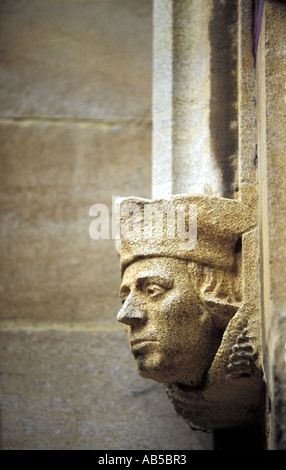 Una pietra scolpita la testa sulla parete di un Oxford University College. Foto Stock