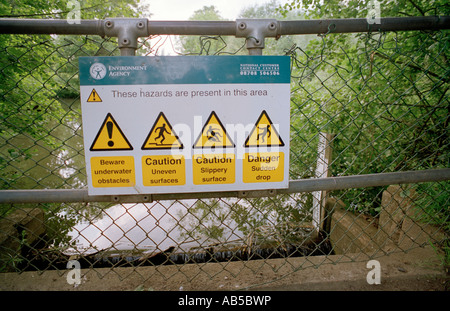 Segno di pericolo a fianco di uno stramazzo sul fiume Darent, Westerham, Kent, Inghilterra, Regno Unito. Foto Stock