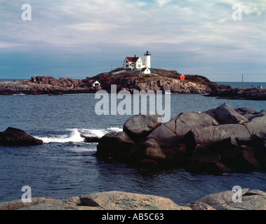 Cape Neddick Nubble faro alla lunga spiaggia di sabbia vicino a York Maine visto al tramonto con la luce Foto Stock