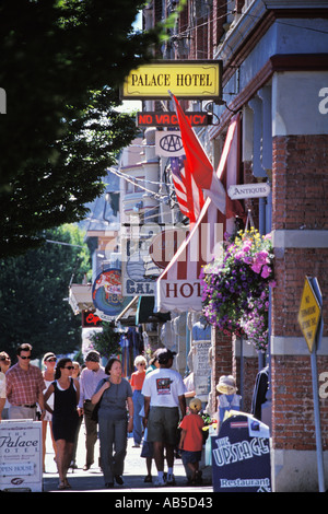 I turisti sul Water Street vicino a Palace Hotel Port Townsend Washington Foto Stock