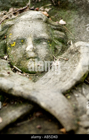 Primo piano di un oggetto contrassegnato per la rimozione definitiva intagliato in un cimitero Foto Stock