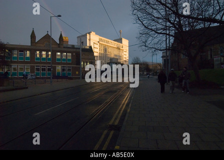 Vista dell'edificio di newton di Nottingham Trent University con le nuove linee di tram che portano a distanza Foto Stock