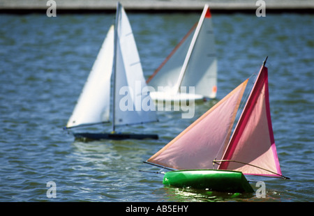 Modello yachts racing nel modello Southwold Yacht Regatta che ha avuto luogo ogni anno per oltre 100 anni, Suffolk, Regno Unito. Foto Stock