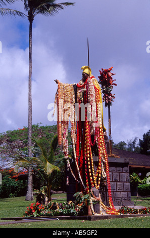 Originale la statua del Re Kamehameha verniciato e drappeggiati con ghirlande e lei per re s compleanno Kapaau Big Island delle Hawaii USA Foto Stock