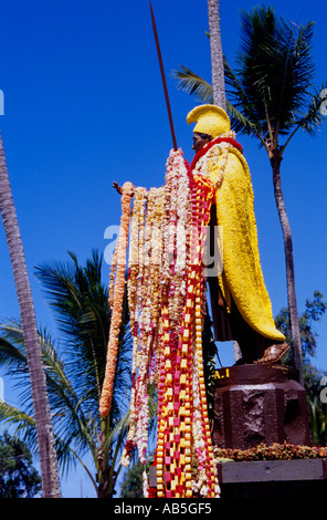 Originale la statua del Re Kamehameha verniciato e drappeggiati con ghirlande e lei per re s compleanno Kapaau Big Island delle Hawaii USA Foto Stock