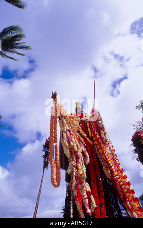 Originale la statua del Re Kamehameha verniciato e drappeggiati con ghirlande e lei per re s compleanno Kapaau Big Island delle Hawaii USA Foto Stock