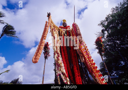 Originale la statua del Re Kamehameha verniciato e drappeggiati con ghirlande e lei per re s compleanno Kapaau Big Island delle Hawaii USA Foto Stock