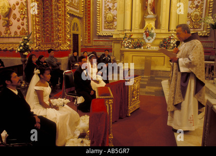 Messicani, messicano, matrimonio sposa e lo sposo, il sacerdote, il Santuario di Nostra Signora di Guadalupe, la città di Morelia, Morelia, Michoacan stato, Messico Foto Stock