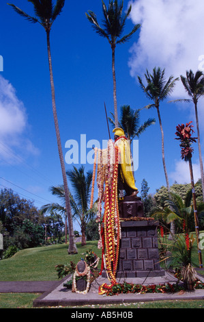 Originale la statua del Re Kamehameha verniciato e drappeggiati con ghirlande e lei per re s compleanno Kapaau Big Island delle Hawaii USA Foto Stock