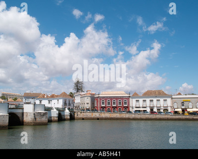 Eleganti edifici lungo il fiume sulle rive del Rio fiume Gilao da Ponta Romana Tavira Algarve Portogallo Foto Stock