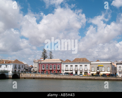 Eleganti edifici lungo il fiume sulle rive del Rio fiume Gilao da Ponta Romana Tavira Algarve Portogallo Foto Stock