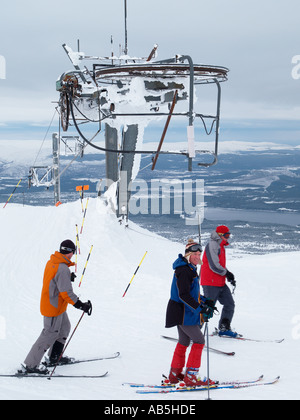 Gli sciatori sulla parte superiore della pista di sci con traino a Cairngorm mountain ski center, Aviemore, Cairngorms National Park Highland Scozia UK Foto Stock