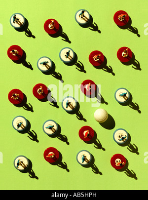 Un gruppo di giocatori di Subbuteo® e una sfera. Foto Stock