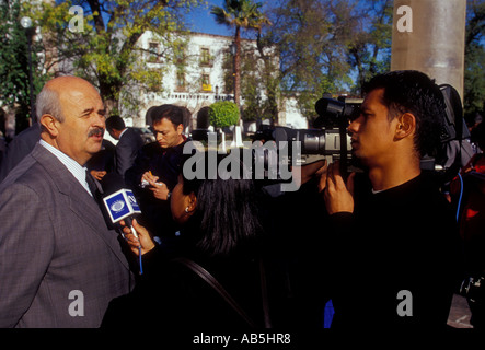 Donna messicana, reporter femminile, giornalista, conducendo intervista, intervista, intervistatore, colloqui, uomo adulto, Morelia, Michoacan stato, Messico Foto Stock