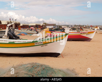 Armacao de Pera Algarve Portogallo in legno colorato di barche da pesca e reti Foto Stock