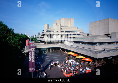 Il Royal National Theatre South Bank Fiume Tamigi Londra REGNO UNITO Inghilterra GB Gran Bretagna europa progettato da Sir Denys Lasdun Foto Stock