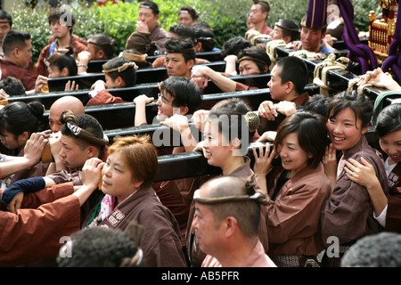 JPN Giappone Tokyo Santuario festival denominato Matsuri Lo Shinto santuari sono trasportate attraverso le strade del tempio Shintoista district Foto Stock