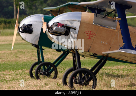 Due old style biplani in un campo di erba. Gli aerei sono chiamati Flitzers e sono autocostruiti da un piano Foto Stock