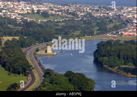 Vista di Narrow Water Castle fiume clanrye entrando Carlingford Lough a warrenpoint da Flagstaff hill Irlanda del Nord confine irlandese Foto Stock