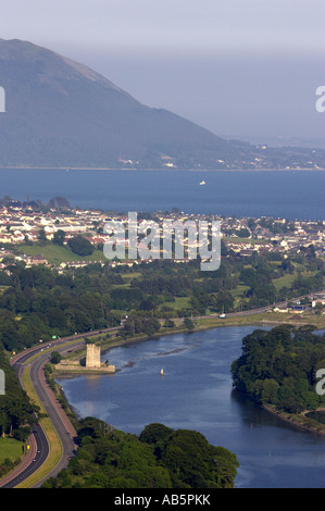 Vista verticale dello stretto del castello d'acqua del fiume clanrye entrando Carlingford Lough a warrenpoint da Flagstaff hill Foto Stock