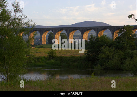 Il Viadotto Craigmore vicino a Newry nella luce della sera con le montagne sullo sfondo Foto Stock