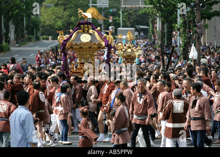 JPN Giappone Tokyo Santuario festival denominato Matsuri Lo Shinto santuari sono trasportate attraverso le strade del tempio Shintoista district Foto Stock