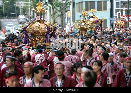 JPN Giappone Tokyo Santuario festival denominato Matsuri Lo Shinto santuari sono trasportate attraverso le strade del tempio Shintoista district Foto Stock