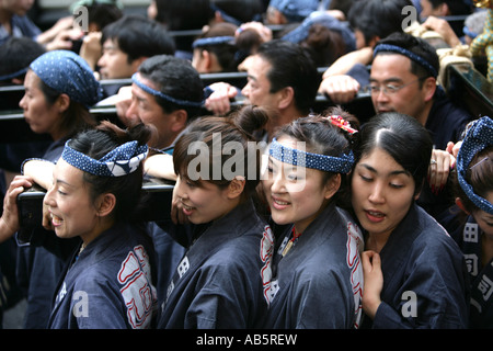 JPN Giappone Tokyo Santuario festival denominato Matsuri Lo Shinto santuari sono trasportate attraverso le strade del tempio Shintoista district Foto Stock