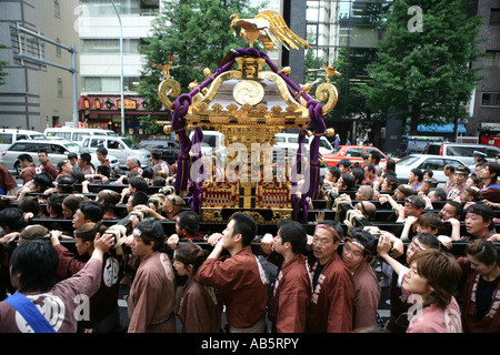 JPN Giappone Tokyo Santuario festival denominato Matsuri Lo Shinto santuari sono trasportate attraverso le strade del tempio Shintoista district Foto Stock