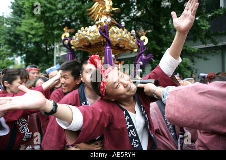 JPN Giappone Tokyo Santuario festival denominato Matsuri Lo Shinto santuari sono trasportate attraverso le strade del tempio Shintoista district Foto Stock