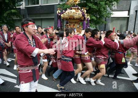 JPN Giappone Tokyo Santuario festival denominato Matsuri Lo Shinto santuari sono trasportate attraverso le strade del tempio Shintoista district Foto Stock