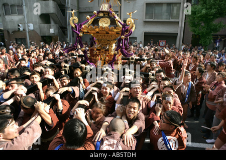 JPN Giappone Tokyo Santuario festival denominato Matsuri Lo Shinto santuari sono trasportate attraverso le strade del tempio Shintoista district Foto Stock