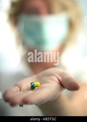 Un lavoratore di salute di consegnare il farmaco al paziente Foto Stock