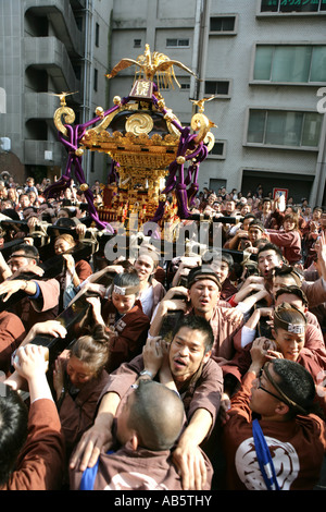 JPN Giappone Tokyo Santuario festival denominato Matsuri Lo Shinto santuari sono trasportate attraverso le strade del tempio Shintoista district Foto Stock