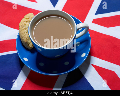 Bella tazza di tè nella tazza e piattino sull unione jack Foto Stock