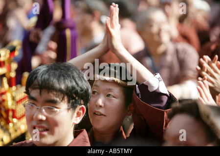 JPN Giappone Tokyo Santuario festival denominato Matsuri Lo Shinto santuari sono trasportate attraverso le strade del tempio Shintoista district Foto Stock