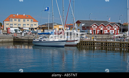 Yacht ormeggiati nel porto di Skagen presso Fiskehuskaj con negozi e posti per mangiare in background Foto Stock