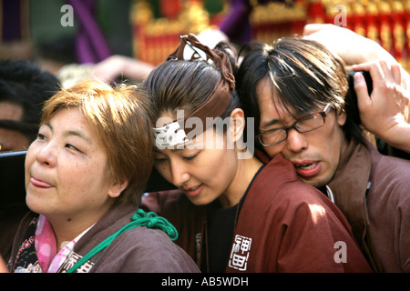 JPN Giappone Tokyo Santuario festival denominato Matsuri Lo Shinto santuari sono trasportate attraverso le strade del tempio Shintoista district Foto Stock